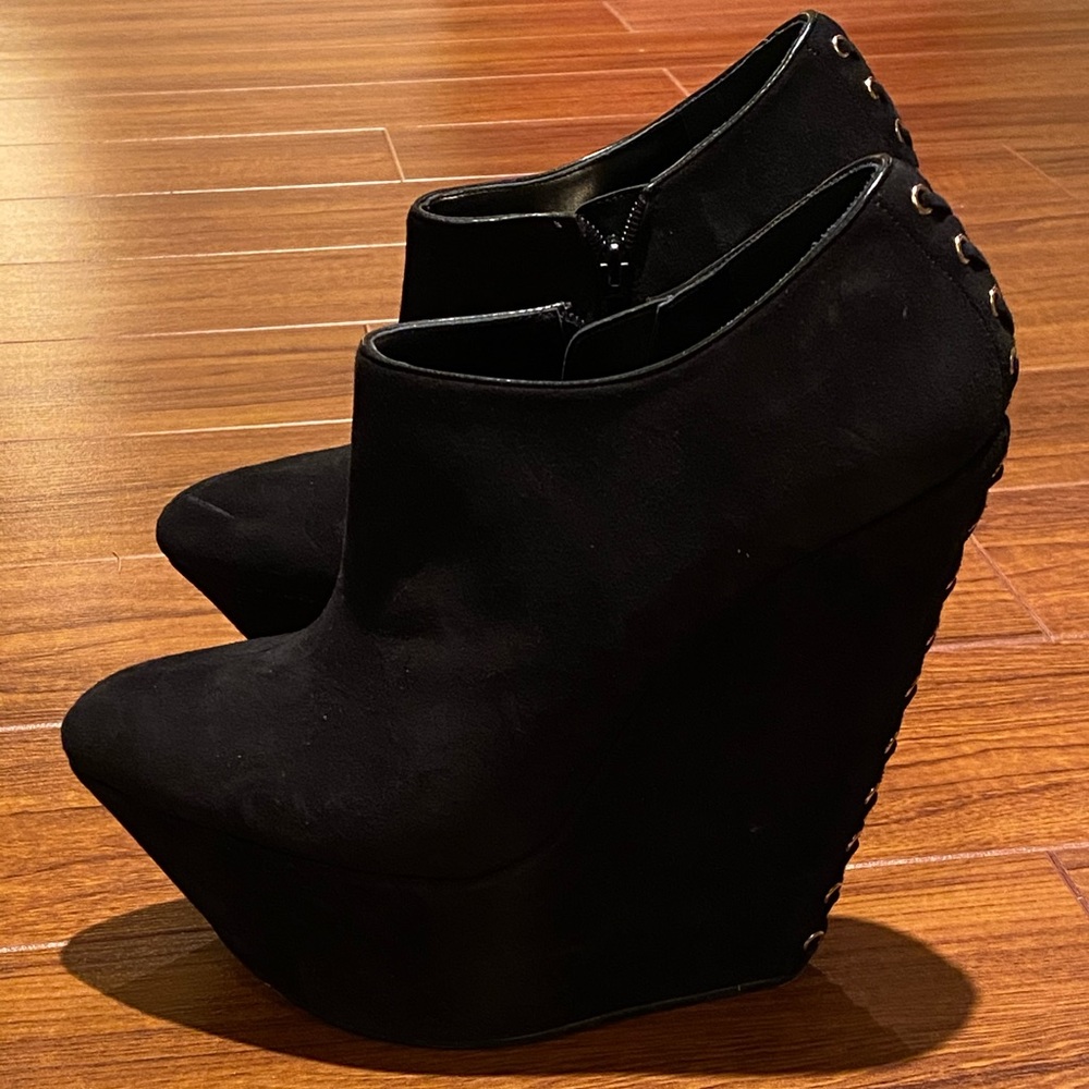 Shoeing suede platform booties